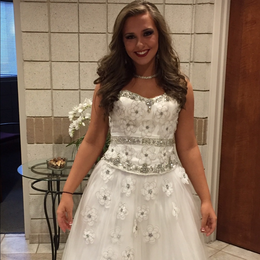 Elegant pageant or prom gown - fits true 6 or 8